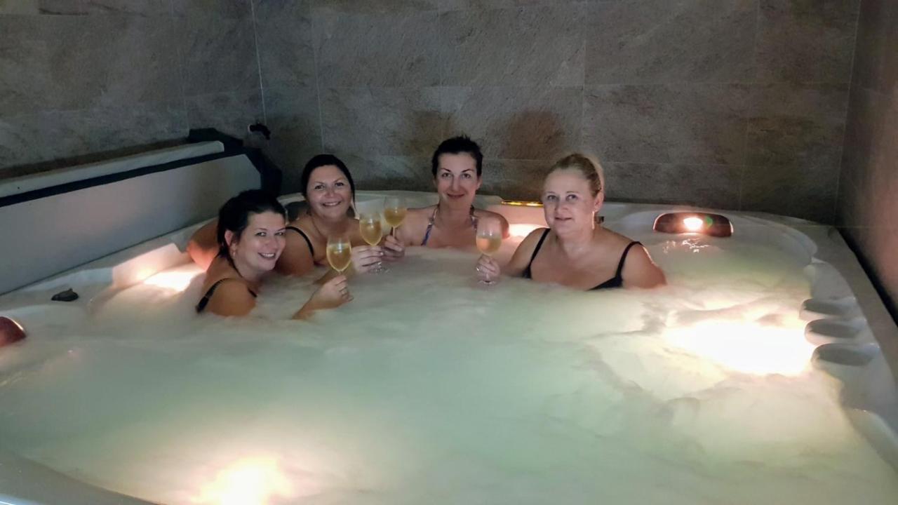 Hotel Statek 3 - Wellness & Spa Hluboká nad Vltavou Esterno foto